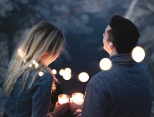 Couple regardant ensemble des lumières dans la nuit.