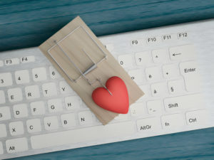 Cœur rouge sur un clavier d'ordinateur avec une souricière à côté.